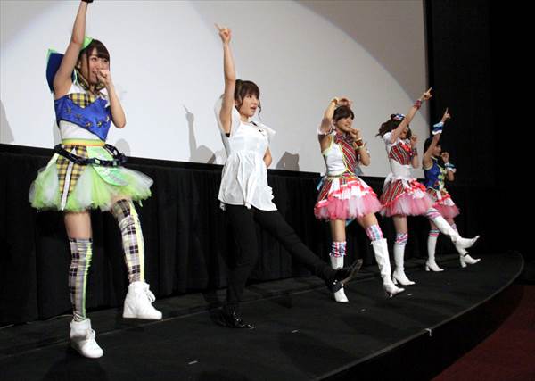 紺野あさ美アナとi☆Risがアニメ「プリパラ」ダンス披露でミニスカ衣装から太もも画像