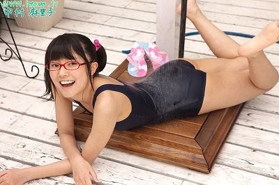 芸能人のビキニ水着姿で四つん這いになってるエロ画像