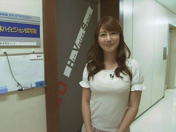 芸能人の純白ビキニ水着で水に濡れた巨乳おっぱいの谷間画像