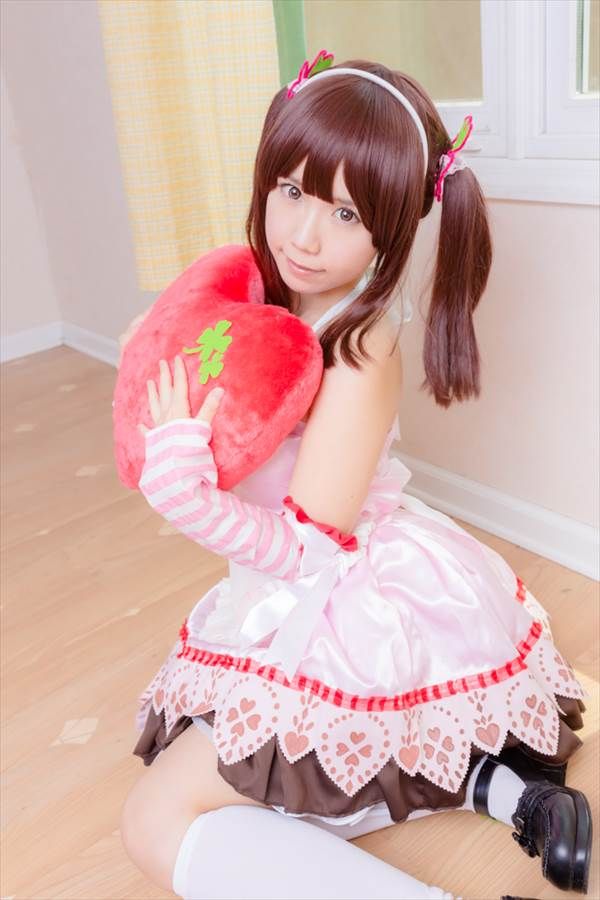 コスプレイヤーのガーターベルトに網タイツパンティー姿でピースしてるエロ画像