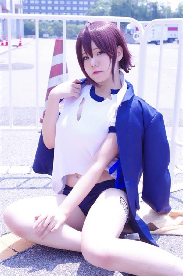 コスプレイヤーのガーターベルトに網タイツパンティー姿でピースしてるエロ画像