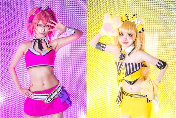 コスプレイヤーのガーターベルトに網タイツパンティー姿でピースしてるエロ画像