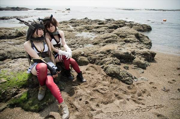 コスプレイヤーのガーターベルトに網タイツパンティー姿でピースしてるエロ画像