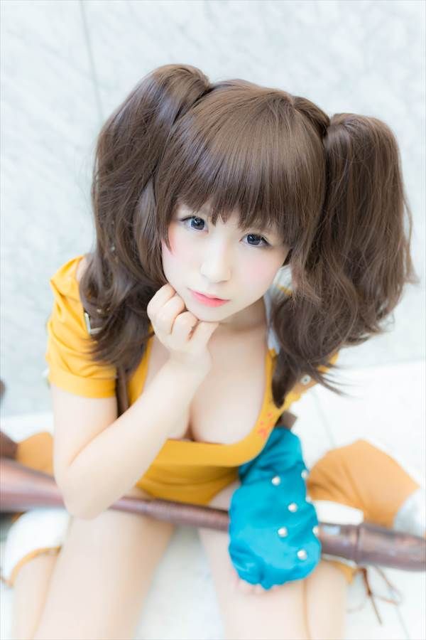 コスプレイヤーのガーターベルトに網タイツパンティー姿でピースしてるエロ画像