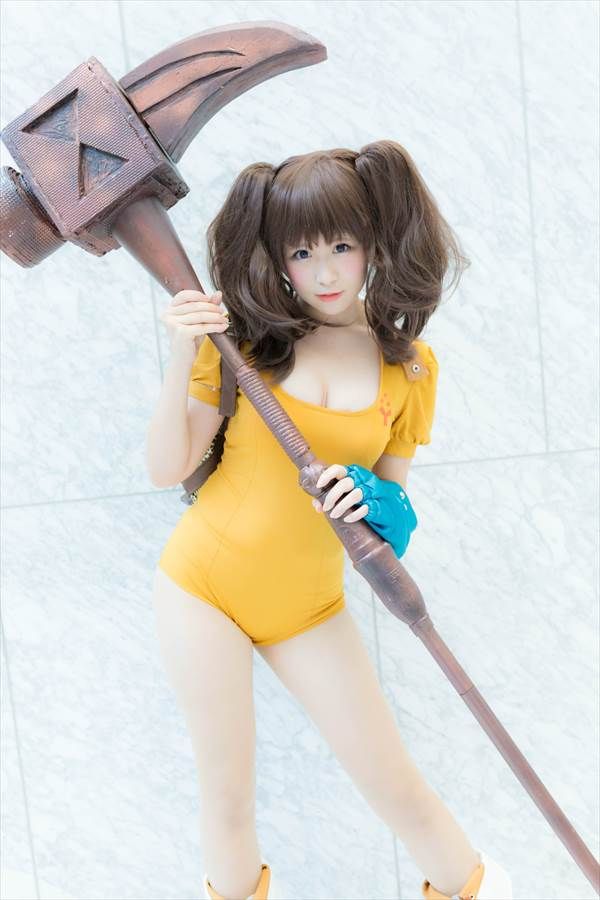 コスプレイヤーのガーターベルトに網タイツパンティー姿でピースしてるエロ画像