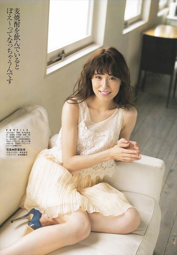 乃木坂46衛藤美彩のスカートでソファに横たわりエロい太もも画像
