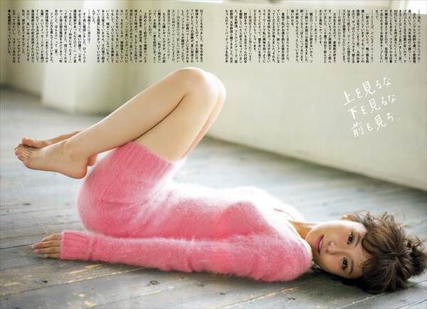 乃木坂46衛藤美彩のスカートでソファに横たわりエロい太もも画像