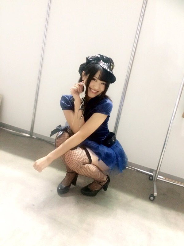 NMB48植田碧麗のミニスカ網タイツポリスコスプレに手錠を持ってる画像「逮捕しちゃうぞ((* ´艸｀))笑 」