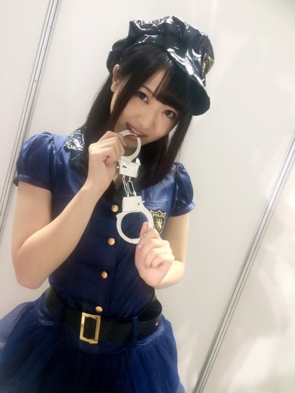 NMB48植田碧麗のミニスカ網タイツポリスコスプレに手錠を持ってる画像「逮捕しちゃうぞ((* ´艸｀))笑 」