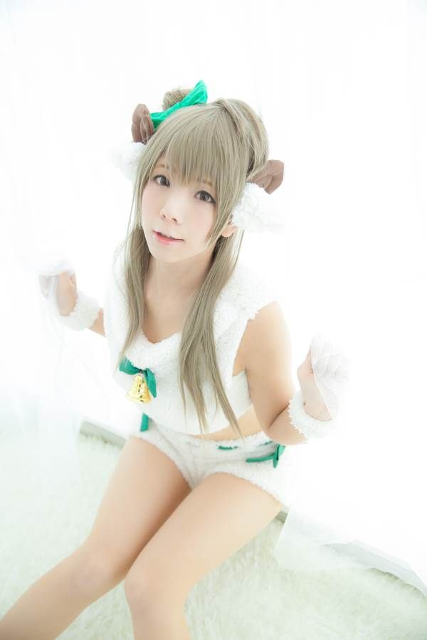 セーラームーン水着コスプレイヤーのエロい画像