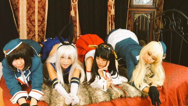 女子高生制服コスプレイヤーが服をはだけさせてブラジャーおっぱい見えエロ画像
