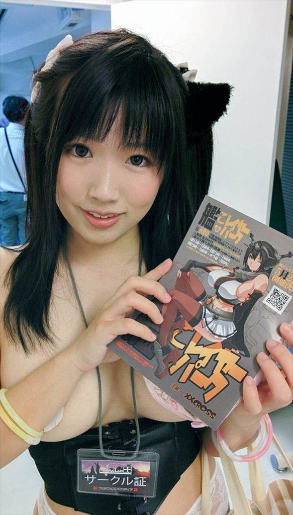 女子高生制服コスプレイヤーが服をはだけさせてブラジャーおっぱい見えエロ画像
