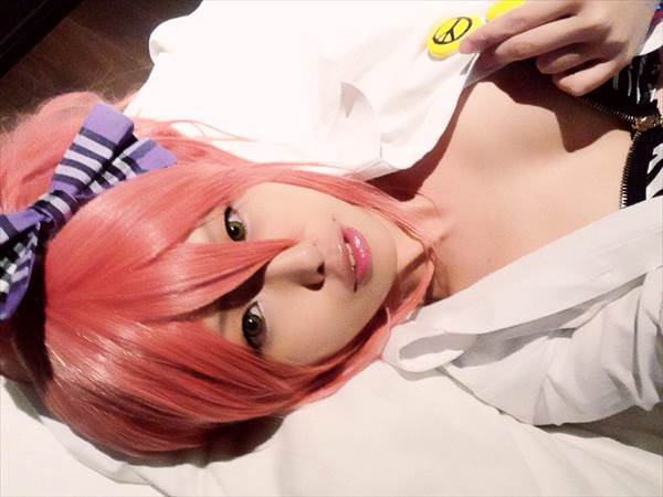 女子高生制服コスプレイヤーが服をはだけさせてブラジャーおっぱい見えエロ画像