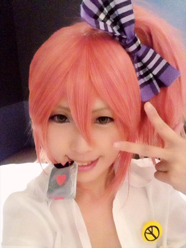 女子高生制服コスプレイヤーが服をはだけさせてブラジャーおっぱい見えエロ画像