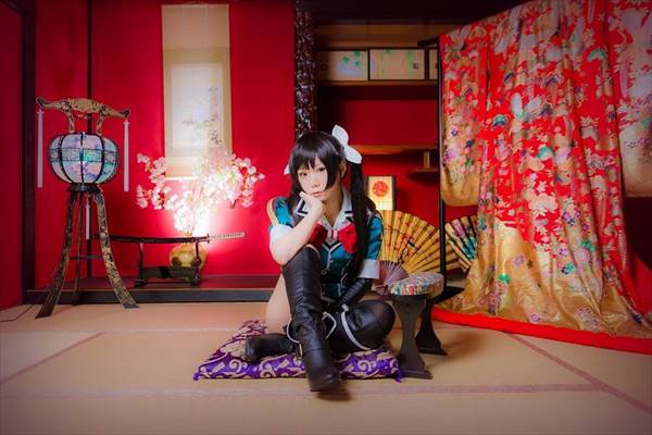 女子高生制服コスプレイヤーが服をはだけさせてブラジャーおっぱい見えエロ画像