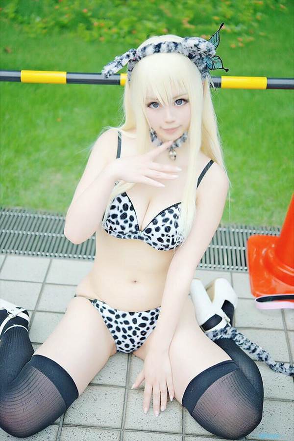 女子高生制服コスプレイヤーが服をはだけさせてブラジャーおっぱい見えエロ画像