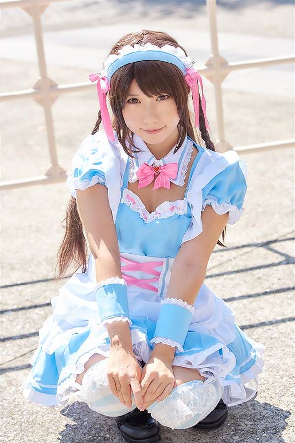 女子高生制服コスプレイヤーが服をはだけさせてブラジャーおっぱい見えエロ画像