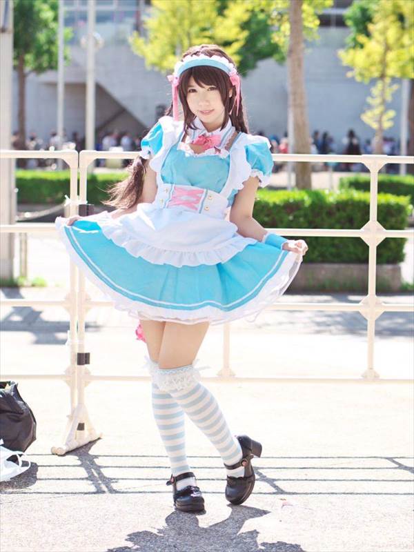 女子高生制服コスプレイヤーが服をはだけさせてブラジャーおっぱい見えエロ画像