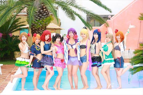 女子高生制服コスプレイヤーが服をはだけさせてブラジャーおっぱい見えエロ画像