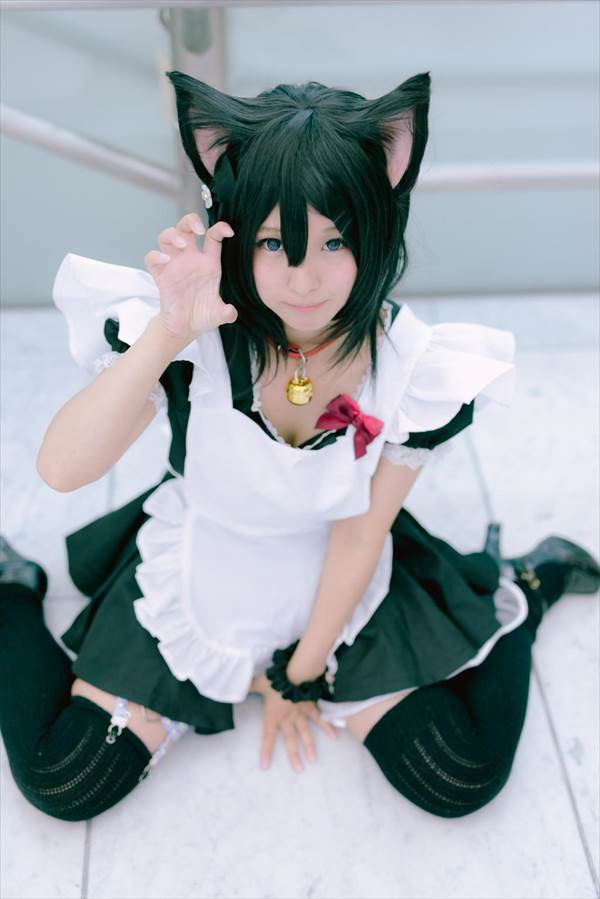 女子高生制服コスプレイヤーが服をはだけさせてブラジャーおっぱい見えエロ画像