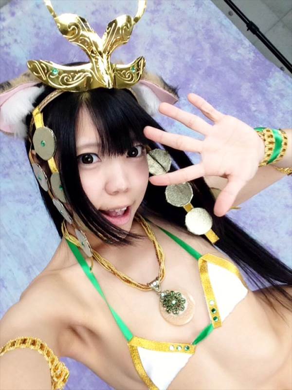 女子高生制服コスプレイヤーが服をはだけさせてブラジャーおっぱい見えエロ画像