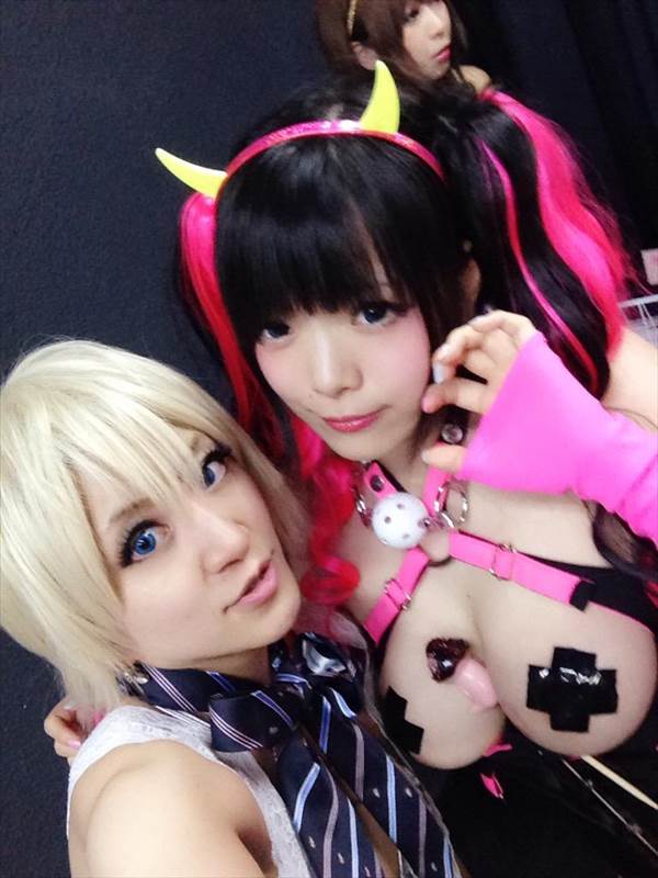 女子高生制服コスプレイヤーが服をはだけさせてブラジャーおっぱい見えエロ画像
