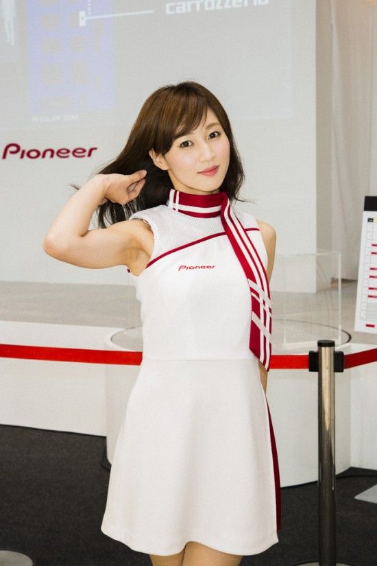 「東京モーターショー２０１５」でミニスカ美人コンパニオン画像