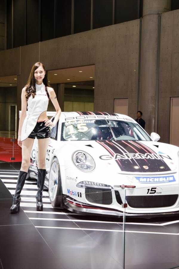 「東京モーターショー２０１５」でミニスカ美人コンパニオンのへそだし画像