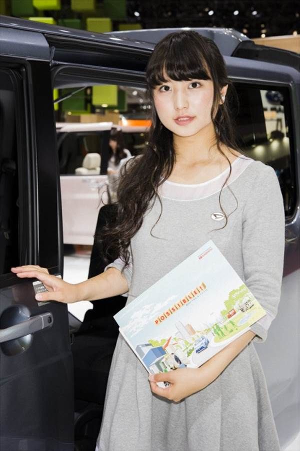 「東京モーターショー２０１５」でミニスカ美人コンパニオンのへそだし画像