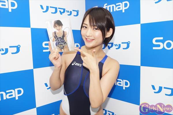 グラドル鈴木咲の競泳水着で舌ペロリ画像