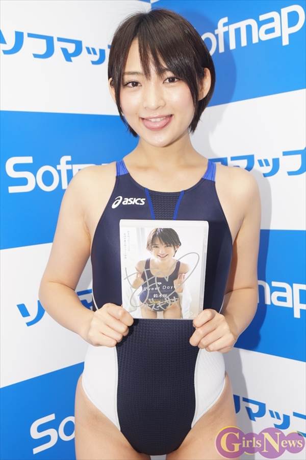 グラドル鈴木咲の競泳水着で舌ペロリ画像