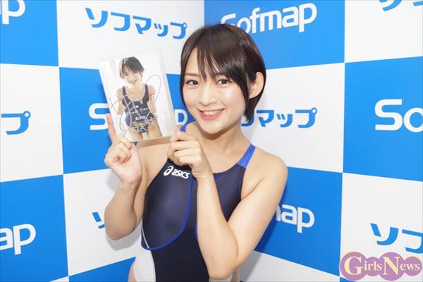 グラドル鈴木咲の競泳水着で舌ペロリ画像