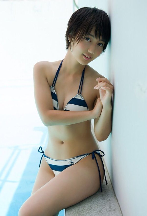 「週刊ビッグコミックスピリッツ」表紙を飾ったJKアイドル新井愛瞳のビキニ水着画像