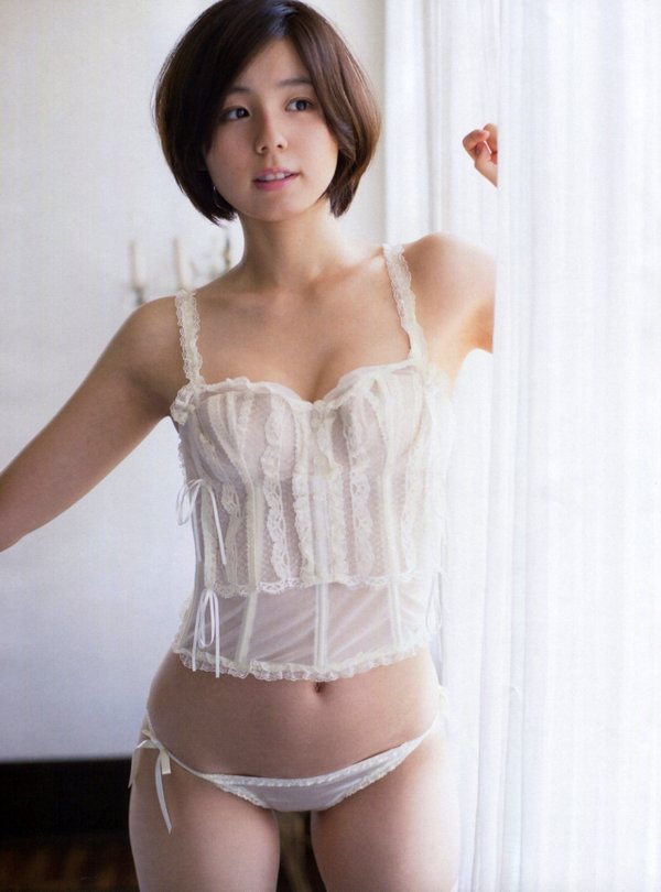 グラドル小池里奈のエロすぎる純白下着姿画像