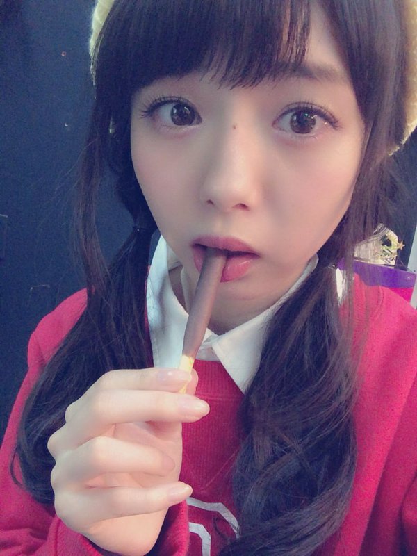 NMB48市川美織のエロかわいいポッキーのくわえ姿画像