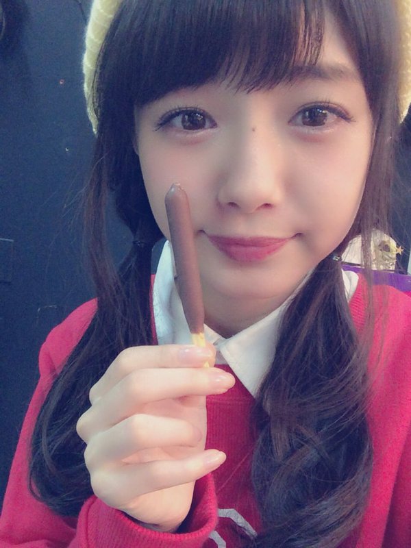 NMB48市川美織のエロかわいいポッキーのくわえ姿画像