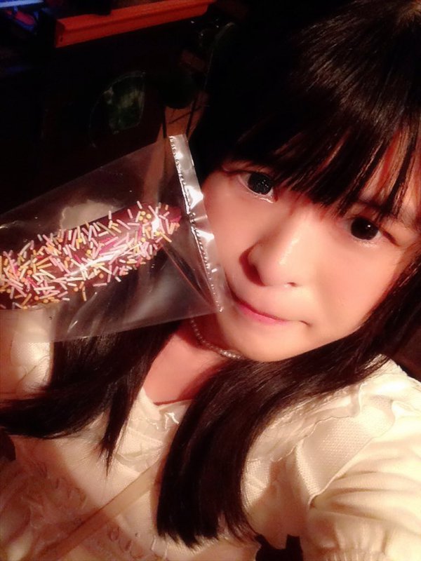 Dカップロリ顔グラドル高村七海の網タイツにミニワンピースからエロい太もも画像「優しくて、一緒にいて安心できる人がいい」