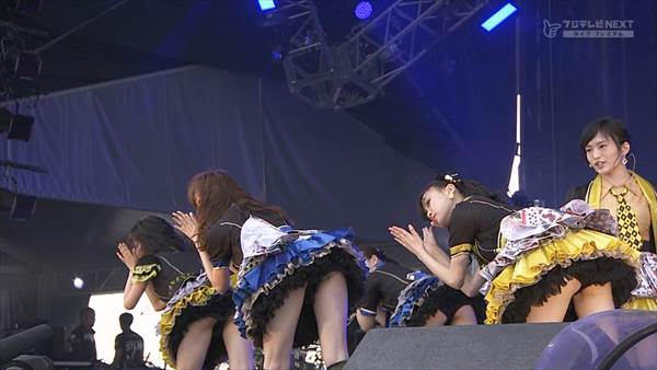 NMB48アイドルのミニスカ衣装からパンチラ見えエロ画像