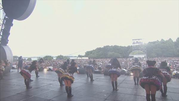 NMB48アイドルのミニスカ衣装からパンチラ見えエロ画像