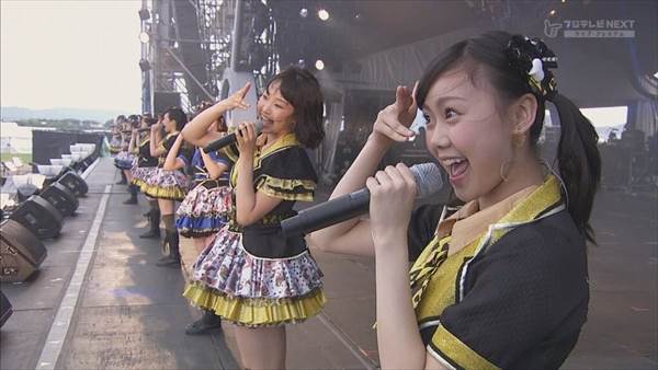 NMB48アイドルのミニスカ衣装からパンチラ見えエロ画像