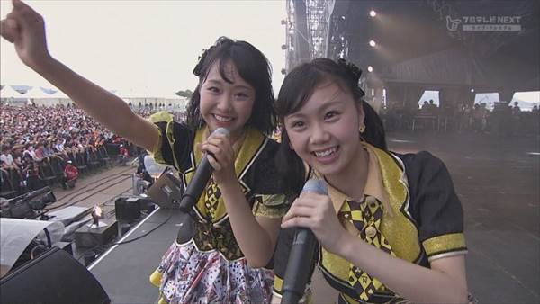 NMB48アイドルのミニスカ衣装からパンチラ見えエロ画像