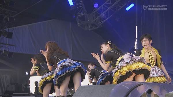 NMB48アイドルのミニスカ衣装からパンチラ見えエロ画像
