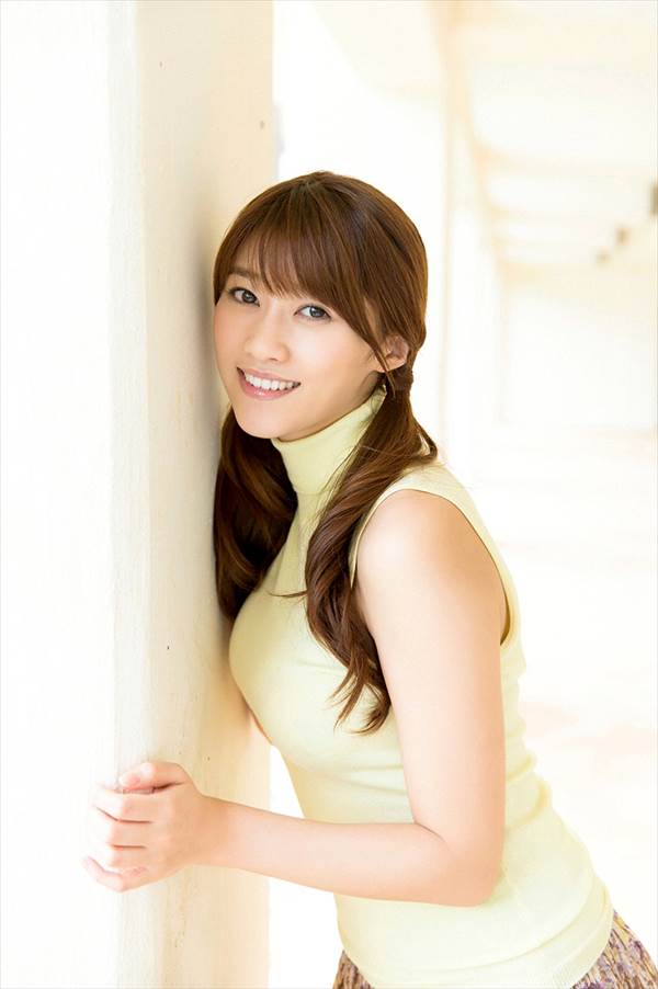 巨乳グラドル中村静香の巨乳おっぱいがブラジャーからこぼれ落ちそうになってる画像