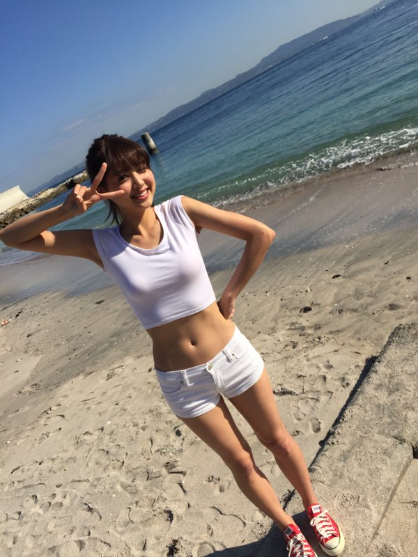 グラドル久松郁実の手ブラにビキニ画像