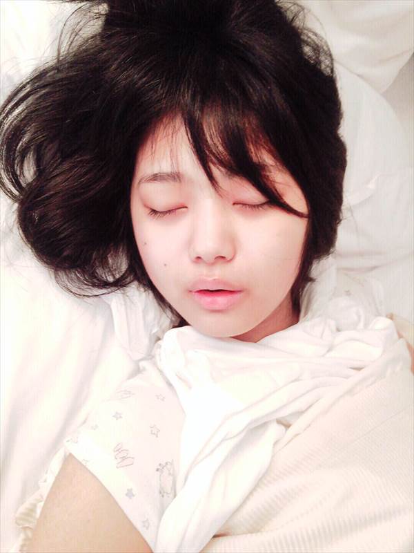 SKE48北野瑠華のビキニ水着姿で寝そべってる画像