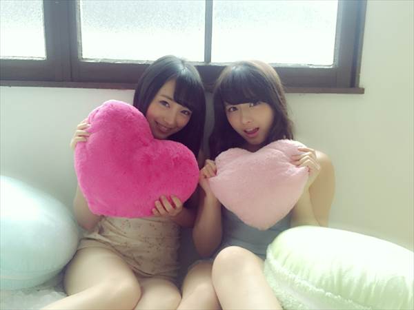 AKB48大和田南那と向井地美音のビキニ水着で胸の谷間画像