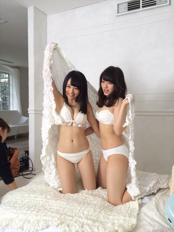 AKB48大和田南那と向井地美音のビキニ水着で胸の谷間画像