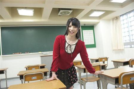 ＦカップＡＶ女優上原亜衣が学校の教室でスカートめくって赤いパンチラ画像