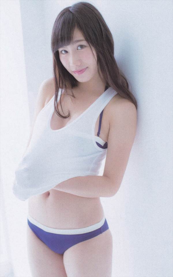 NMB48石田優美のＴシャツ脱ぎかけの水着グラビア画像