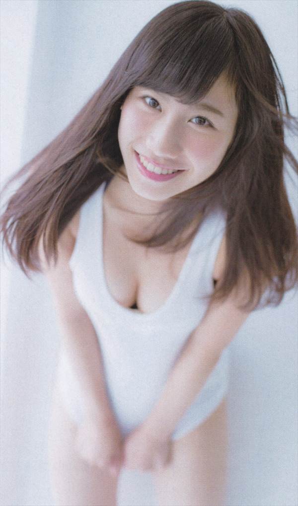 NMB48石田優美のＴシャツ脱ぎかけの水着グラビア画像
